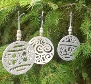 Dřevěné výřezy - závěsná ozdoba vánoční koule bílá (V143)