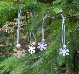 Dřevěné výřezy - závěsná ozdoba vločka 4 kusy balení (V156)