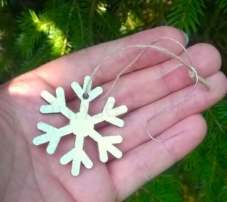 Dřevěné výřezy - závěsná ozdoba vločka se třpytky (V159)