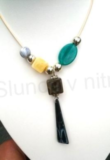 Dlouhý náhrdelník s acetátovými ozdobami na voskované šňůrce (BD824)