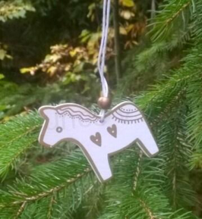 Dřevěné výřezy - závěsná ozdoba vánoční koník (V172)