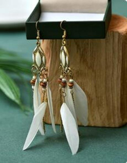 Dlouhé etnické náušnice Bohemia - peříčkové bílé s korálky (BB772)