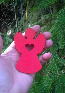 Dřevěné výřezy - závěsná ozdoba anděl červený (V187)