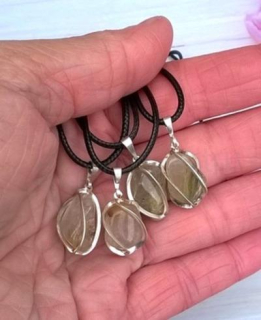 Rutilový přívěsek na voskované šňůrce (X1772)