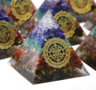 Orgonitová pyramida - Čakrová souhra kamínku se symbolem 6,7 x 6 cm (PP177)