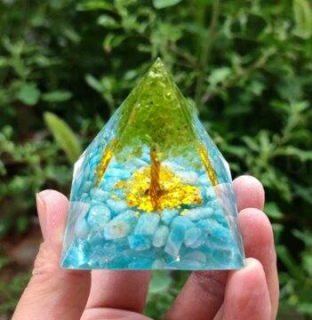 Orgonitová pyramida - Mořský dotek Akvamarín a strom života olivín 5,6 x 5 cm (PP178)