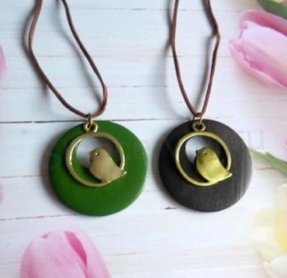 Etnický dřevěný náhrdelník s přívěškem ptáček (BD831)