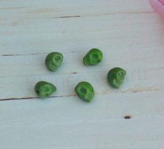 Tyrkysová lebka z minerálů (X1784)