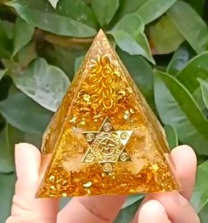 Orgonitová pyramida - Křišťál s energetickým rezonátorem ve zlatém provedením  6,5 x 6 cm (PP186)