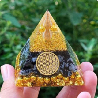 Orgonitová pyramida - Květ života s obsidiánem vločkovým a energetickým rezonátorem ve zlatém provedením 5 x 5,6 cm (PP187)