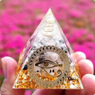 Orgonitová pyramida - Horovo oko s labradoritem a spirálou 5 x 5,6 cm (PP188)