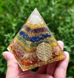 Orgonitová pyramida - Čakrová souhra kamínku s květem života s čakrou 6,7 x 6 cm (PP189)