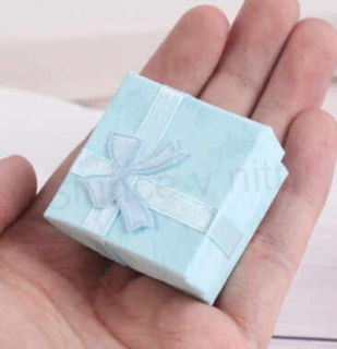 Dárková krabička na šperky velikost 4,3 x 4,3 cm (AE41)