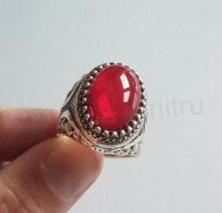 Ozdobný prsten s červeným kamenem (BP425)