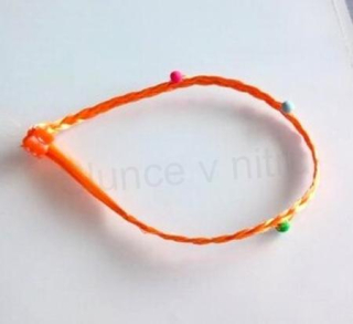 Barevný pramen vlasů, copánek na skřipci délka 32 cm oranžová s korálky (H546)