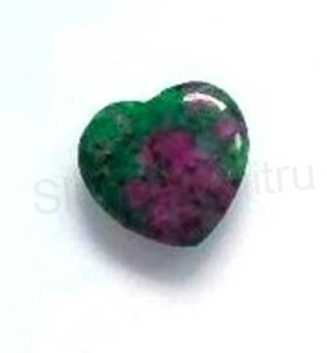 Rubín v zoisitu hmatka srdce 20 mm (X1818)