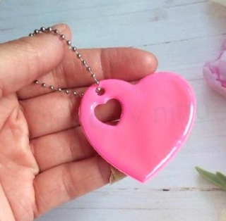 Klíčenka reflexní, fosforové srdce růžové (E889)