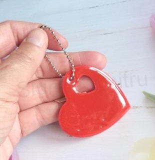 Klíčenka reflexní, fosforové srdce červené (E892)