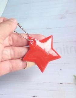 Klíčenka reflexní, fosforová hvězda červená (E896)