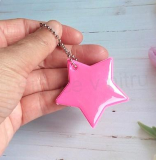 Klíčenka reflexní, fosforová hvězda růžová (E899)