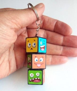 Přívěsek, klíčenka na klíče rubiková kostka smajlík (D739)