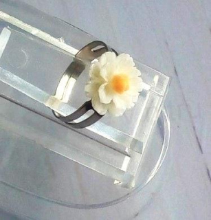 Jemný nastavitelný prstýnek bílá kytička (BP463)