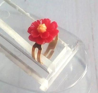 Jemný nastavitelný prstýnek červená kytička (BP470)