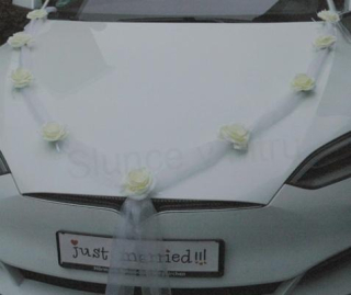 Svatební dekorace, girlanda na auto s bílými růžemi (E965)