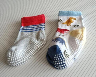 Dětské protiskluzové bavlněné ponožky 6 - 12 měsiců - 2 páry (W233)