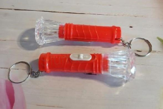 Kličenka, přívěšek mini sviticí baterka červená (D972)