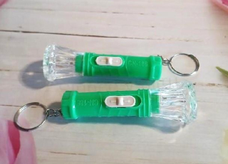Kličenka, přívěšek mini sviticí baterka zelená (D972)