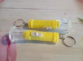 Kličenka, přívěšek mini sviticí baterka žlutá (D972)