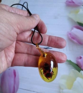 Jantarový přívěšek s beruškou na kožené šňůrce (PP201)