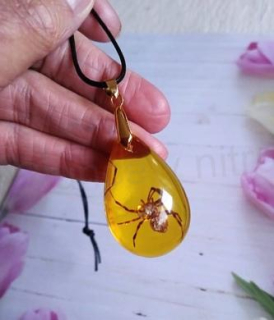 Jantarový přívěšek s pavoukem na kožené šňůrce (PP203)