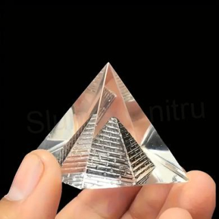Egyptská Pyramida z Křišťálového Skla 4 x 4 cm (H641)