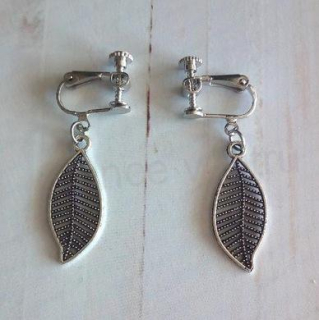 Náušnice klipsy - šroubovací zdobený lístek (BB858)