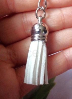 Přívěsek na klíče - kožený střapec bílý (D992)