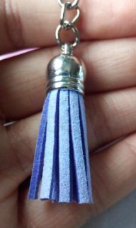 Přívěsek na klíče - kožený střapec fialový (D993)