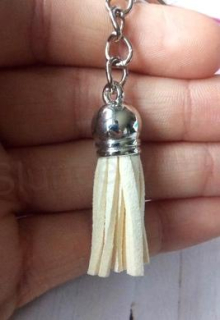 Přívěsek na klíče - kožený střapec béžový (D994)