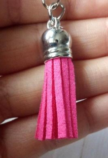 Přívěsek na klíče - kožený střapec tmavě růžová (D995)