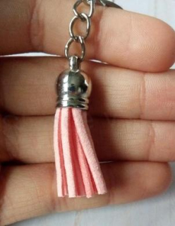 Přívěsek na klíče - kožený střapec růžový (D997)