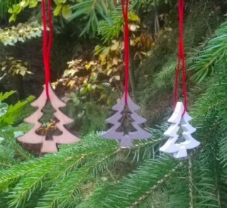 Dřevěné výřezy - závěsná ozdoba stromek - více variant balení (V203)