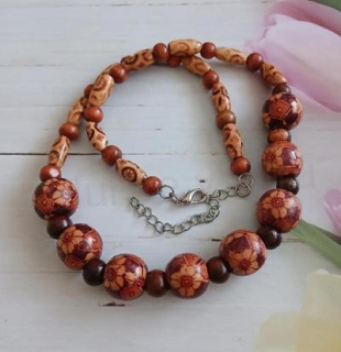 Dřevěný korálkový náhrdelník na zapínání (BD902)
