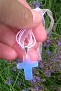 Opalitový kříž na ozdobné stužce (X1898)