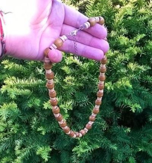 Dřevěný hnědý korálkový náhrdelník na zapínání (BD903)