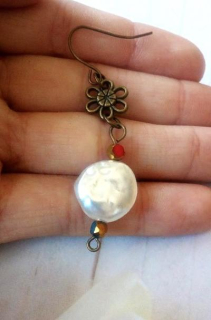 Dlouhé ozdobné náušnice s imitací perly (BB880)