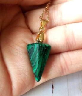 Minerální náhrdelník s malachitem ve tvaru šipky (X1942)