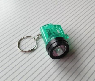 Kličenka, přívěšek mini kapesní sviticí baterka zelená (HB658)