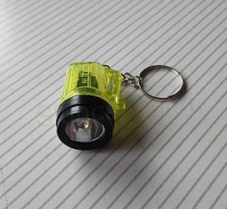 Kličenka, přívěšek mini kapesní sviticí baterka žlutá (HB658)