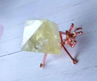 Broušená citrínová pyramida 33 x 24 mm | 31,6 g (X1969)